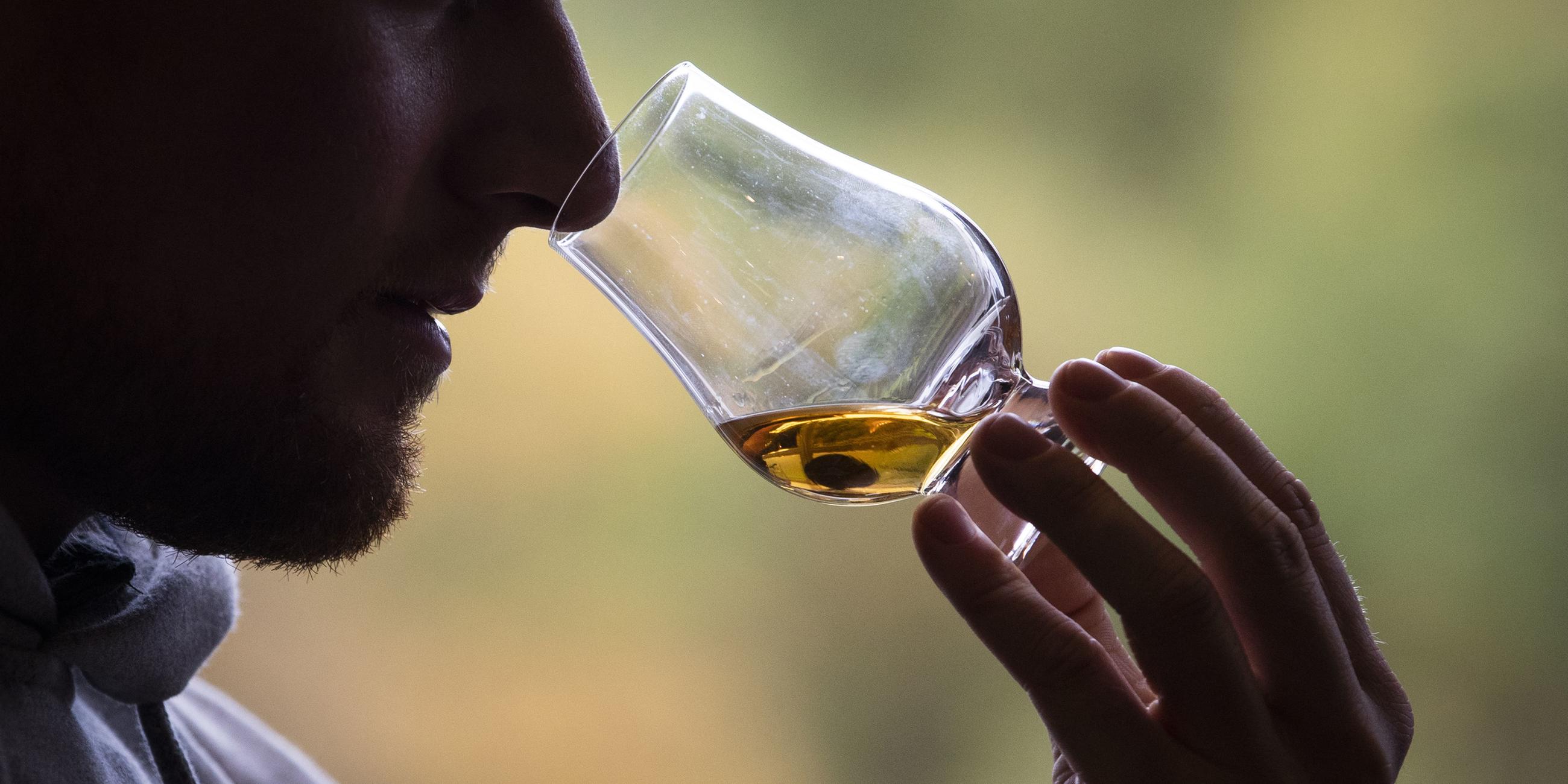 Mann riecht an einem Whisky