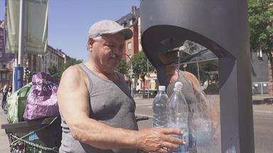 Mann zapft Wasser