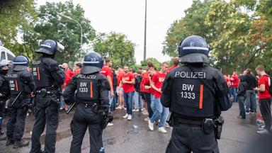 Polizei steht vor dem Gästeblock.