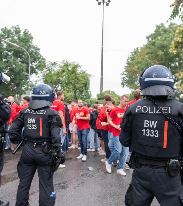 Polizei steht vor dem Gästeblock.