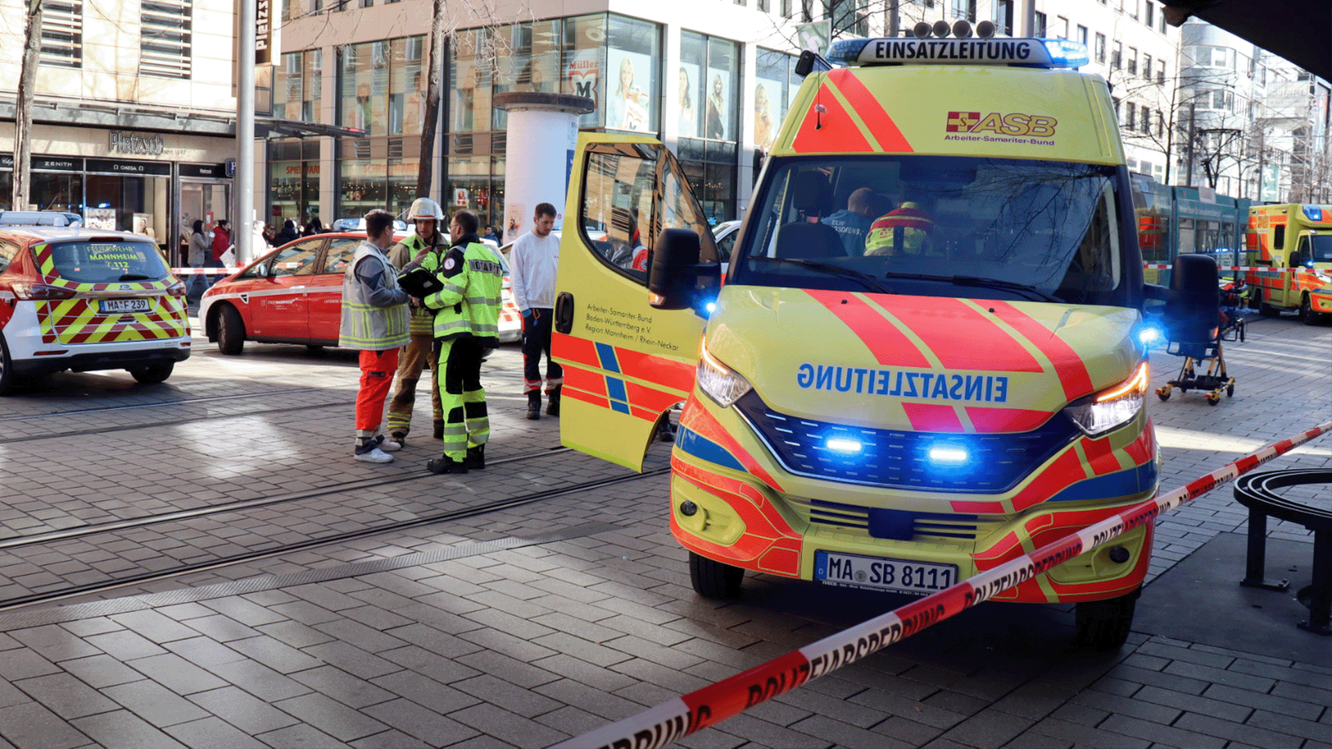 ZDFheute live: Auto fährt in Menschenmenge in Mannheim