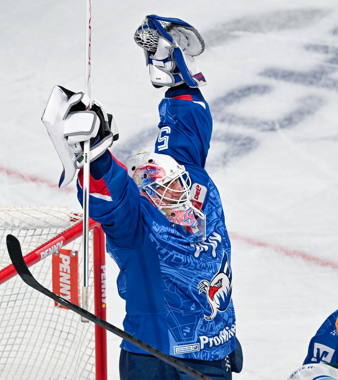 Adler-Mannheim--Torhüter Maximilian Franzreb jubelt über den Sieg gegen Bremerhaven.