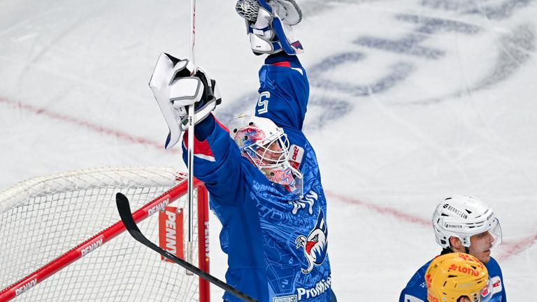 Adler-Mannheim--Torhüter Maximilian Franzreb jubelt über den Sieg gegen Bremerhaven.