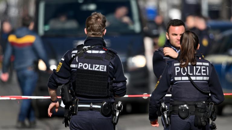 Mannheim: Einsatzkräfte der Polizei sichern bei einem Großeinsatz eine Straße in der Innenstadt.
