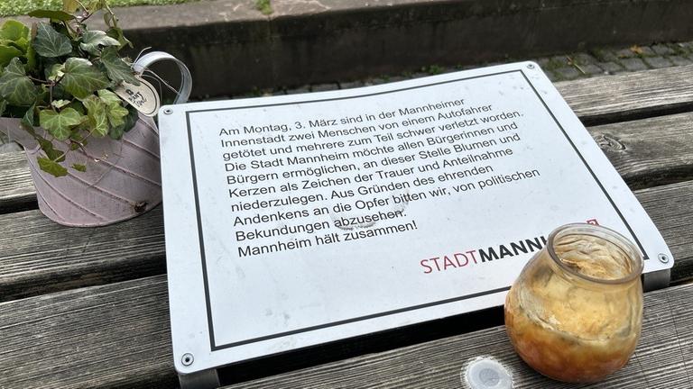 Am Paradeplatz in Mannheim erinnert eine Gedenktafel an den Anschlag am Rosenmontag 2025.