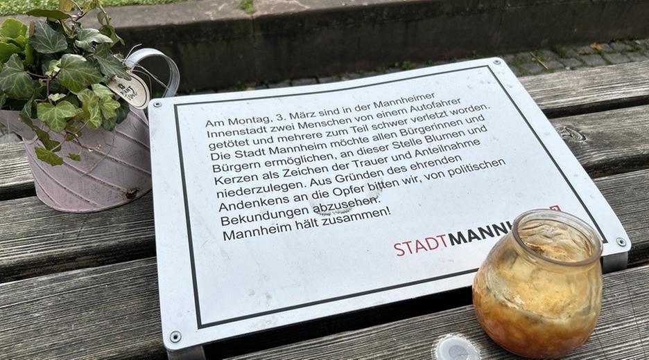 Am Paradeplatz in Mannheim erinnert eine Gedenktafel an den Anschlag am Rosenmontag 2025.