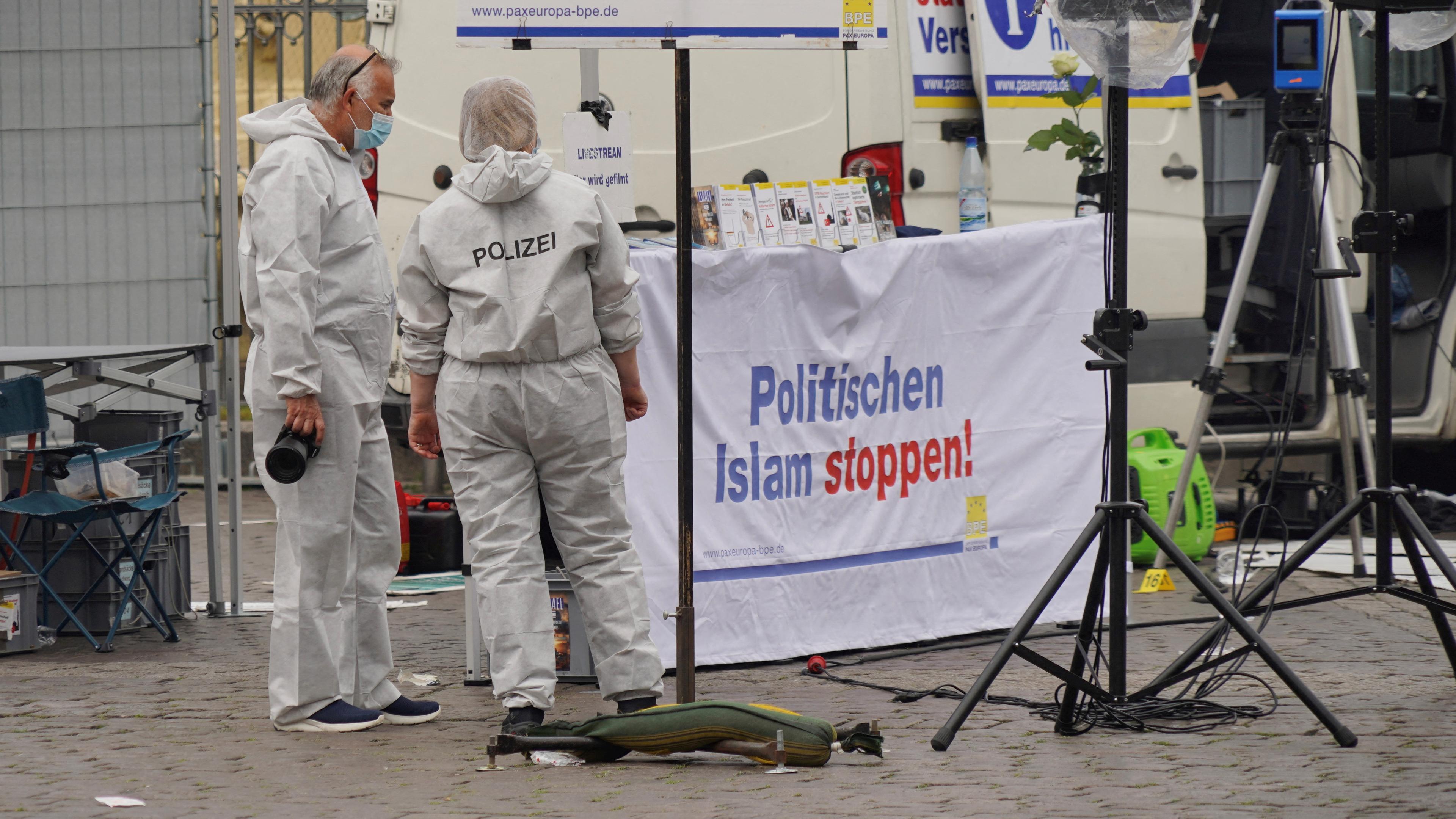 Polizisten sichern Spuren auf dem Mannheimer Marktplatz, auf dem ein Mann mehrere Menschen mit einem Messer angriff und verletzte.