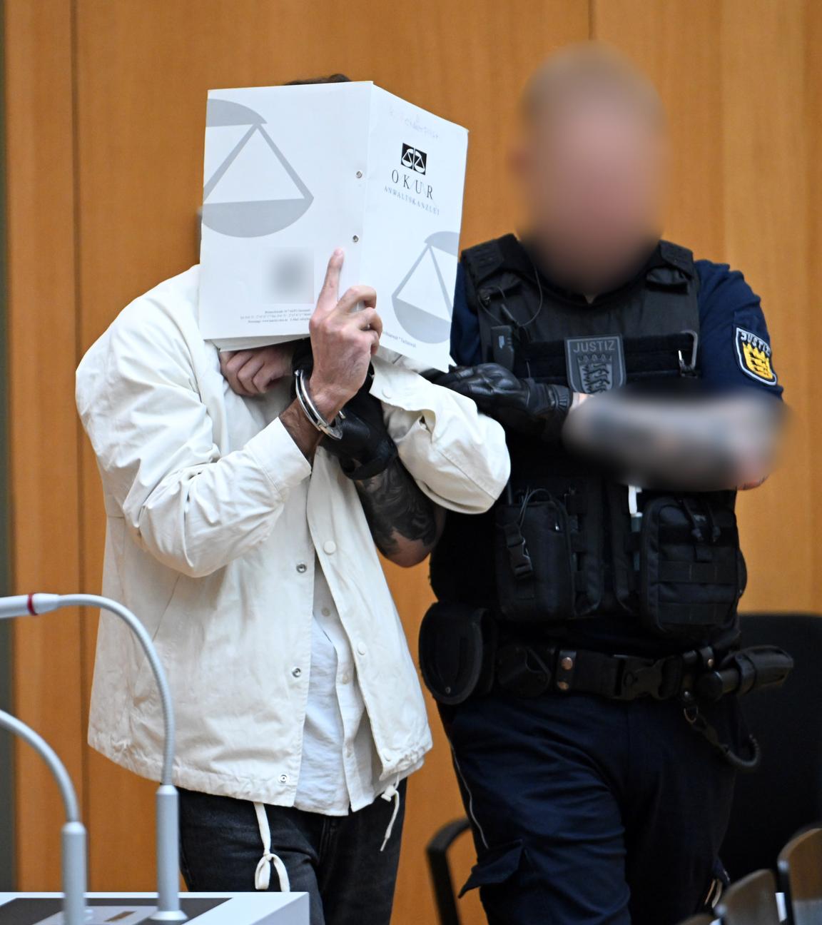 Baden-Württemberg, Stuttgart: Sulaiman A., Angeklagter, wird in den Gerichtssaal geführt. 