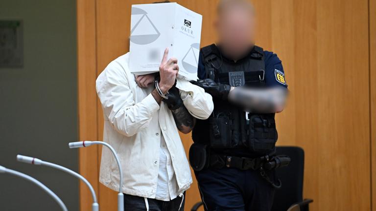 Baden-Württemberg, Stuttgart: Sulaiman A., Angeklagter, wird in den Gerichtssaal geführt. 