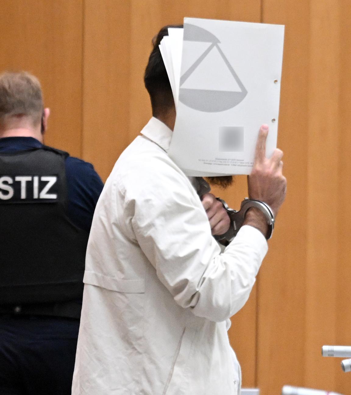 Täter hält sich Ordner vors Gesicht