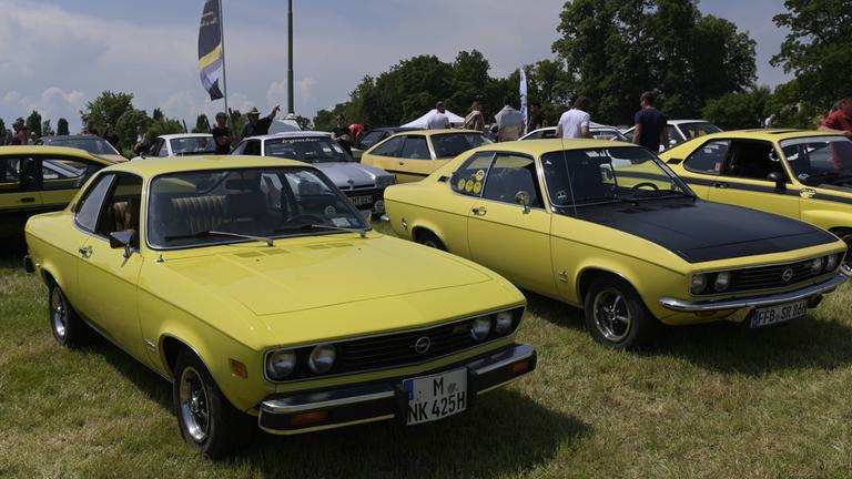 Gelbe Opel Manta auf einem Oldtimer-Treffen