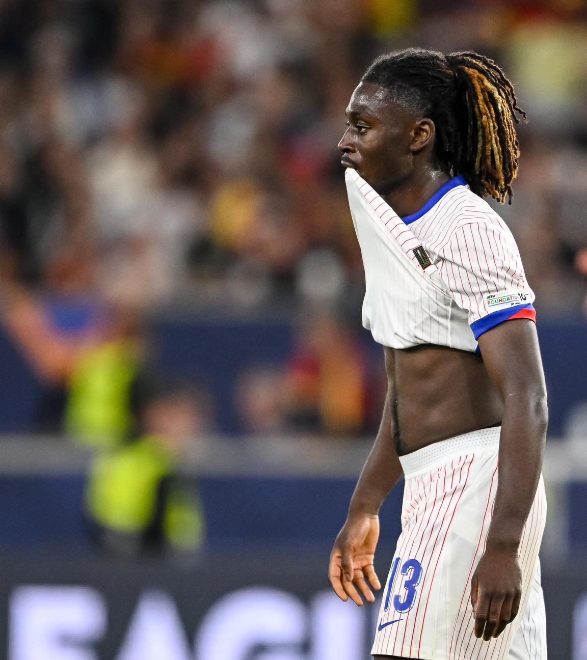 Manu Kone zieht im Nations-League-League-Halbfinale gegen Spanien das Trikot hoch und blickt enttäuscht