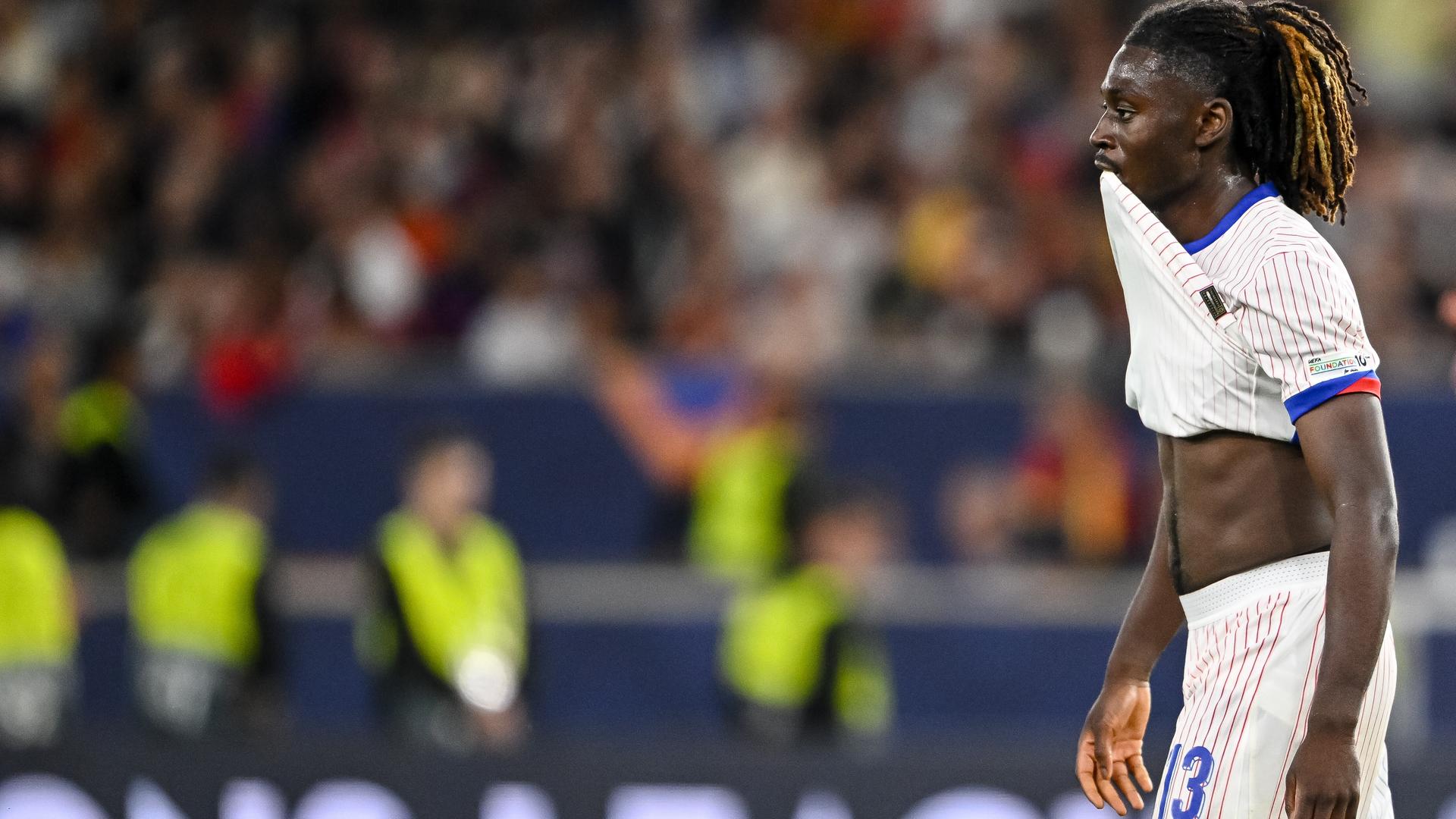 Manu Kone zieht im Nations-League-League-Halbfinale gegen Spanien das Trikot hoch und blickt enttäuscht