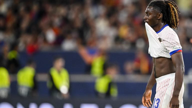 Manu Kone zieht im Nations-League-League-Halbfinale gegen Spanien das Trikot hoch und blickt enttäuscht