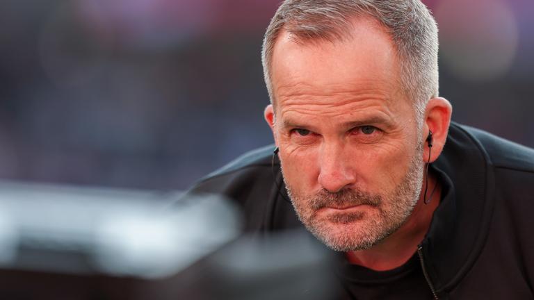 Augsburgs Trainer Manuel Baum betritt vor der Auswärtspartie gegen RB Leipzig die Arena 