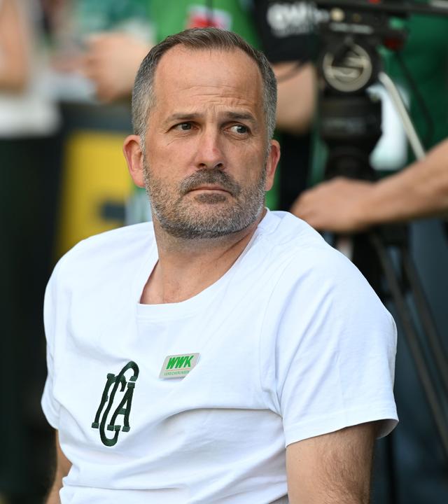 Archiv: Trainer Manuel Baum (FC Augsburg) wartet auf sein Interview.