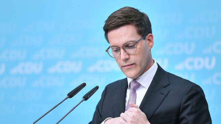 Manuel Hagel bei einer Pressekonferenz im Konrad-Adenauer-Haus.