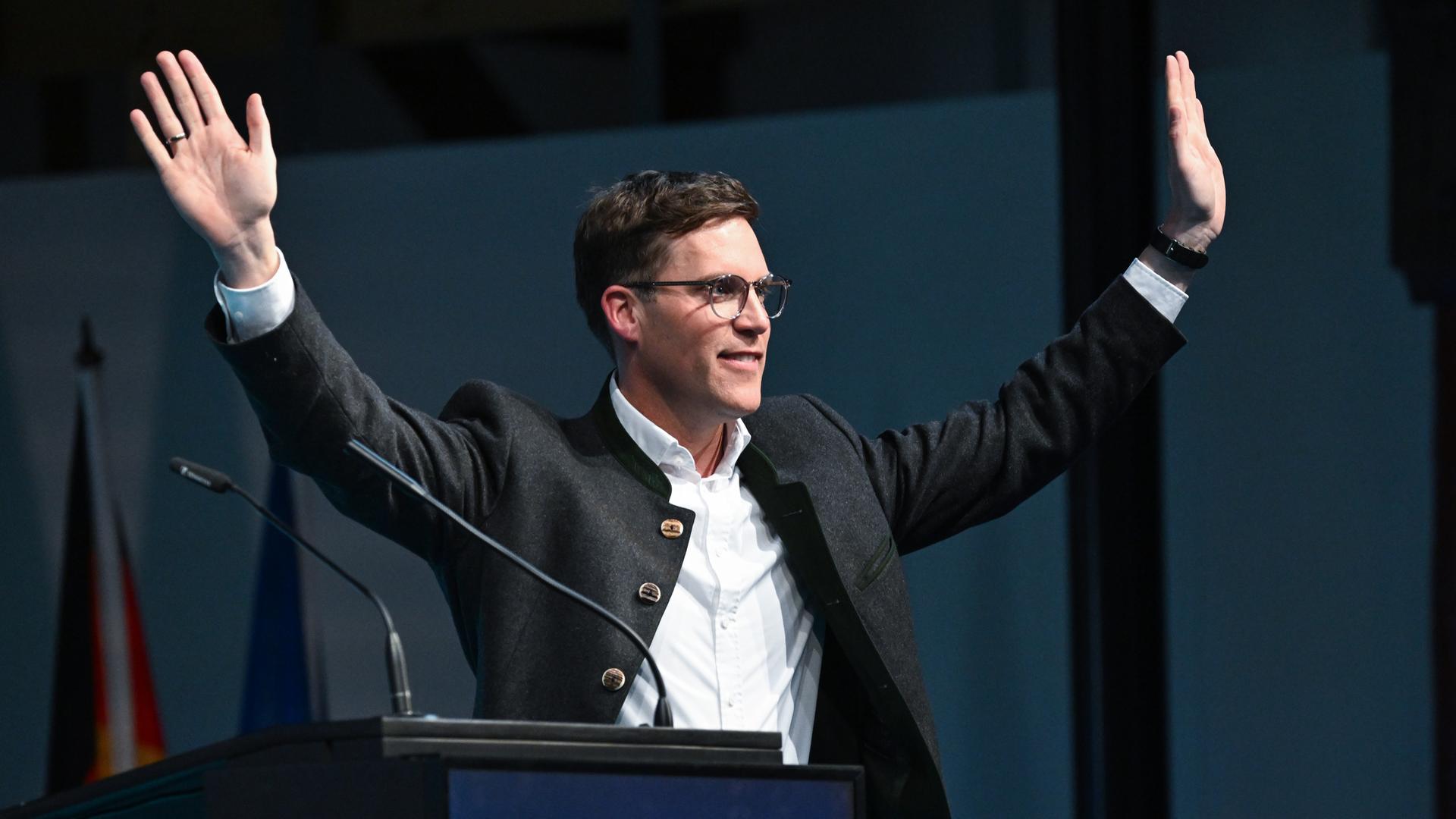 Manuel Hagel, Landesvorsitzender der CDU Baden-Württemberg, winkt in der Alten Kelter beim Politischen Aschermittwoch der CDU Baden-Württemberg nach seiner Rede ins Publikum