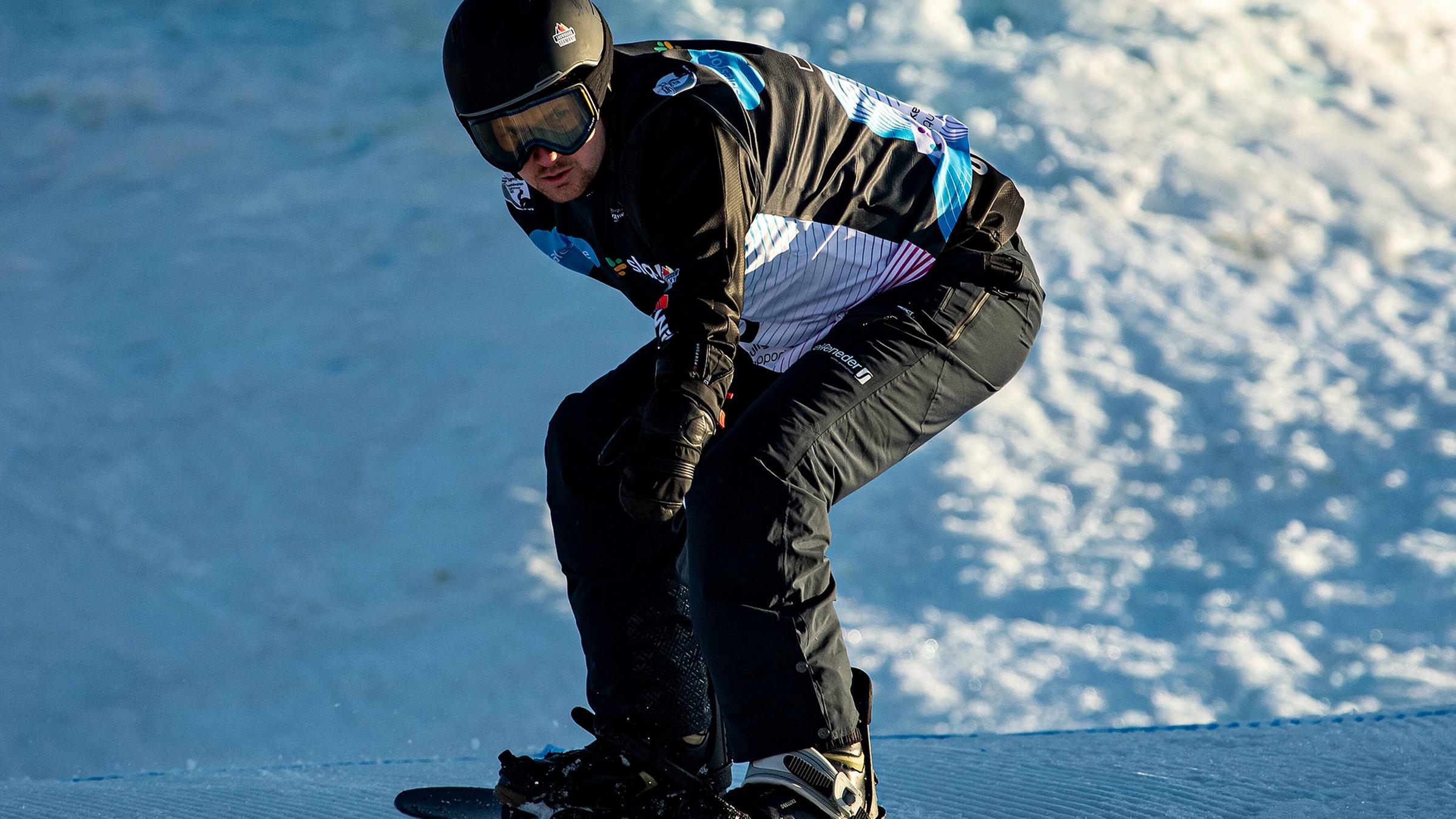 Manuel Neß auf einem Snowboard