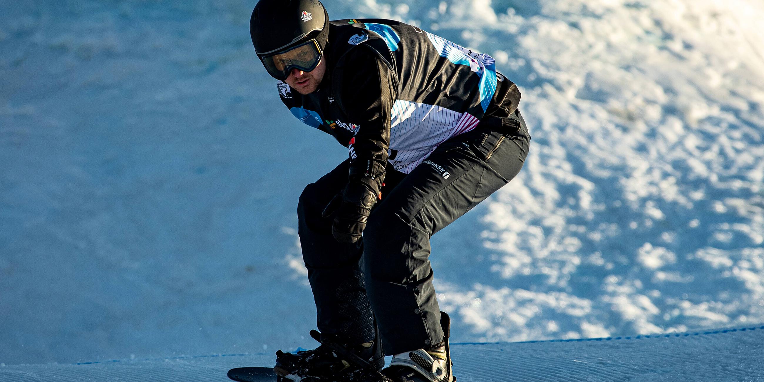 Manuel Neß auf einem Snowboard