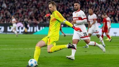Manuel Neuer (Torwart, FC Bayern Muenchen) schlägt einen Pass vor dem Stuttgarter Deniz Undav.