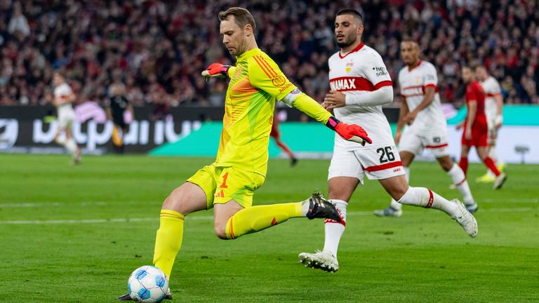 Manuel Neuer (Torwart, FC Bayern Muenchen) schlägt einen Pass vor dem Stuttgarter Deniz Undav.
