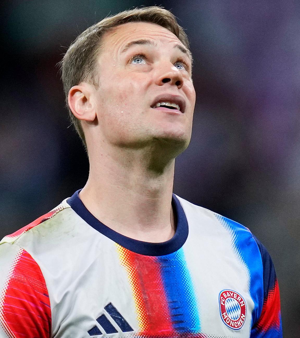 Torwart Manuel Neuer blickt beim Warmmachen vor dem Champions-League-Viertelfinal-Hinspiel bei Real Madrid in die Luft