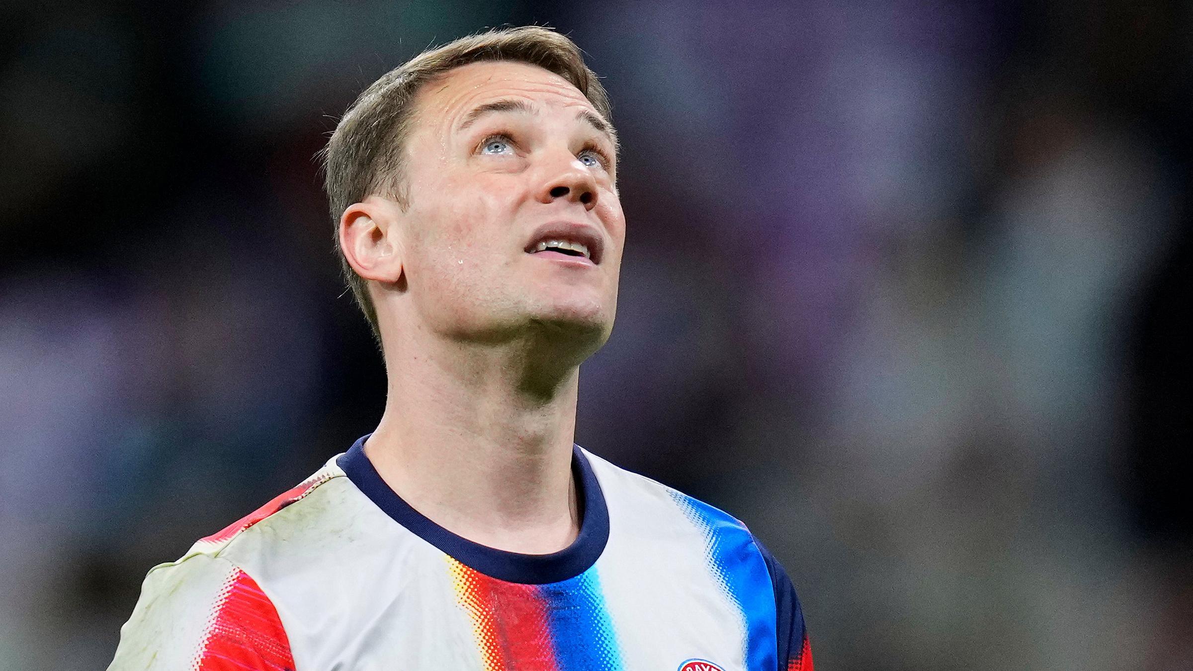 Torwart Manuel Neuer blickt beim Warmmachen vor dem Champions-League-Viertelfinal-Hinspiel bei Real Madrid in die Luft