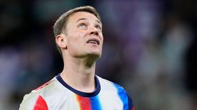 Torwart Manuel Neuer blickt beim Warmmachen vor dem Champions-League-Viertelfinal-Hinspiel bei Real Madrid in die Luft