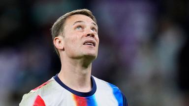 Torwart Manuel Neuer blickt beim Warmmachen vor dem Champions-League-Viertelfinal-Hinspiel bei Real Madrid in die Luft