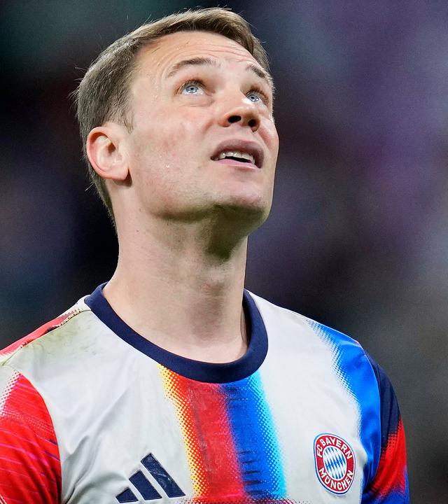Torwart Manuel Neuer blickt beim Warmmachen vor dem Champions-League-Viertelfinal-Hinspiel bei Real Madrid in die Luft