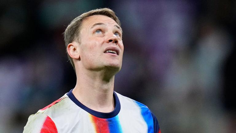 Torwart Manuel Neuer blickt beim Warmmachen vor dem Champions-League-Viertelfinal-Hinspiel bei Real Madrid in die Luft