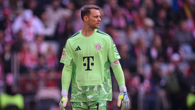 Torwart Manuel Neuer steht am 16.05.2026 auf dem Spielfeld im Spiel zwischen dem FC Bayern München und dem 1. FC Köln. 