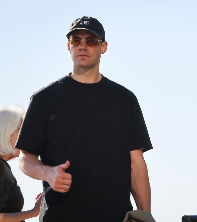 Manuel Neuer (links) und Jonas Urbig, beide Torhüter der Fußball-Nationalmannschaft, gehen am frühen Morgen auf der Promenade am Oak Street Beach am Lake Michigan entlang