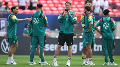 Der deutsche Nationaltorwart Manuel Neuer macht vor dem Spiel gegen die USA in der WM-Vorbereitung ein Foto auf dem Platz