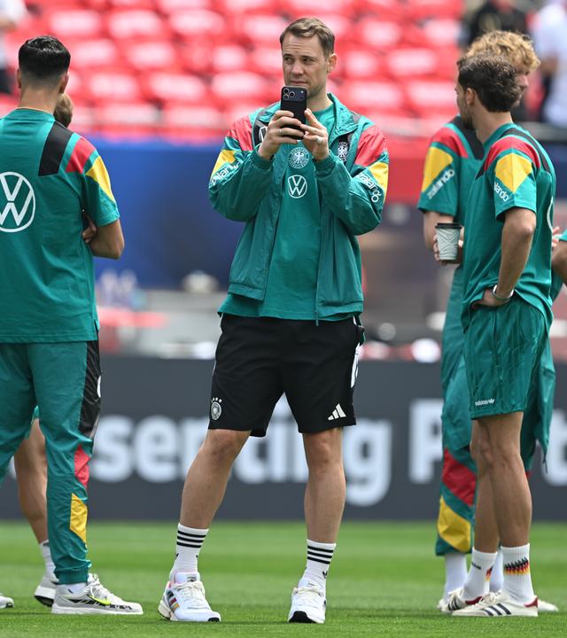 Der deutsche Nationaltorwart Manuel Neuer macht vor dem Spiel gegen die USA in der WM-Vorbereitung ein Foto auf dem Platz