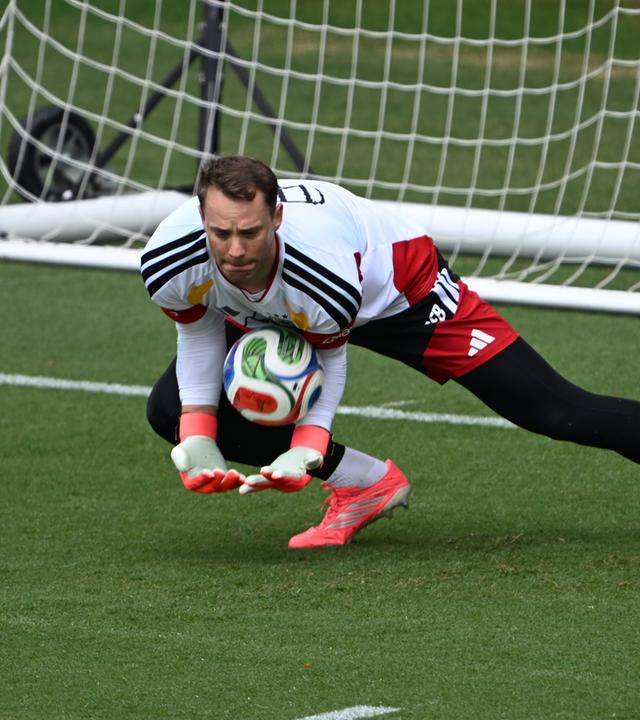 Torhüter Manuel Neuer in Aktion.