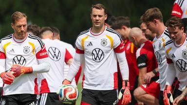 Torhüter Manuel Neuer mit Fußballmitspielern beim Training vor dem ersten WM-Spiel gegen Curaçao am 10.06.2026 in Winston-Salem, USA.