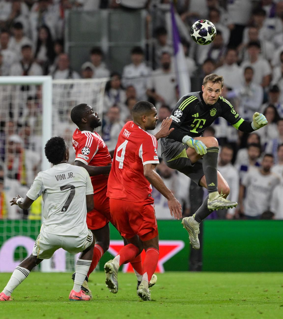 Torwart Manuel Neuer (r, Bayern München) köpft den Ball.