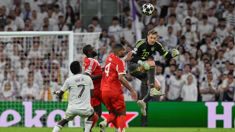 Torwart Manuel Neuer (r, Bayern München) köpft den Ball.