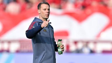 Manuel Neuer am Rande des DFB-Pokalfinals zwischen Bayern und Stuttgart