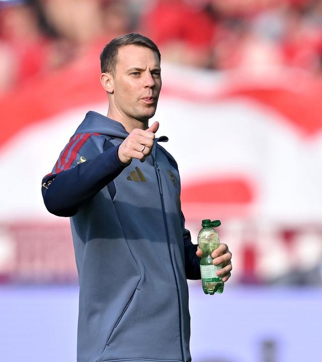 Manuel Neuer am Rande des DFB-Pokalfinals zwischen Bayern und Stuttgart