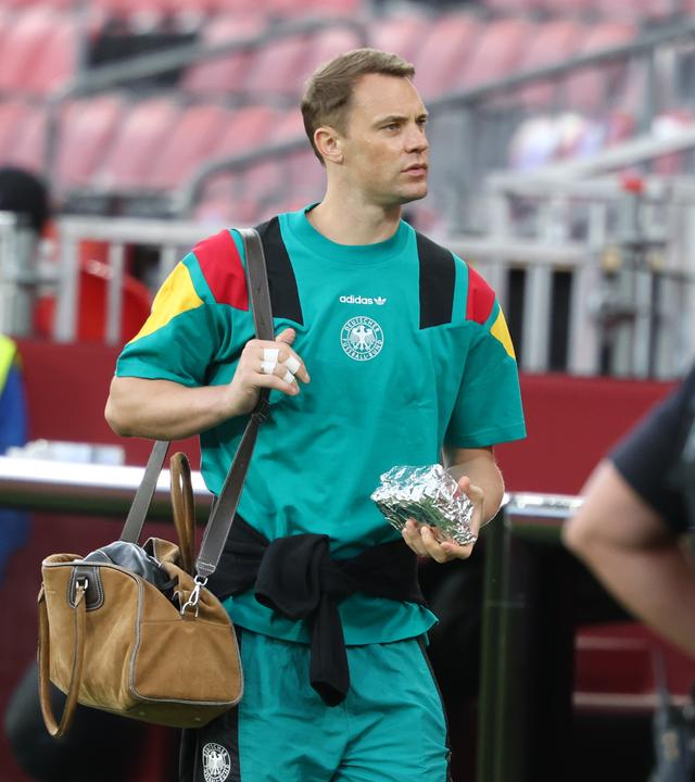 Manuel Neuer geht nach dem Spiel gegen die Elfenbeinküste durch das Stadion