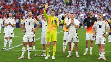 Manuel Neuer (Mitte) und Mitspieler klatschen nach dem verlorenen EM-Viertelfinale gegen Spanien den Fans zu.