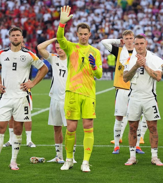 Manuel Neuer (Mitte) und Mitspieler klatschen nach dem verlorenen EM-Viertelfinale gegen Spanien den Fans zu.