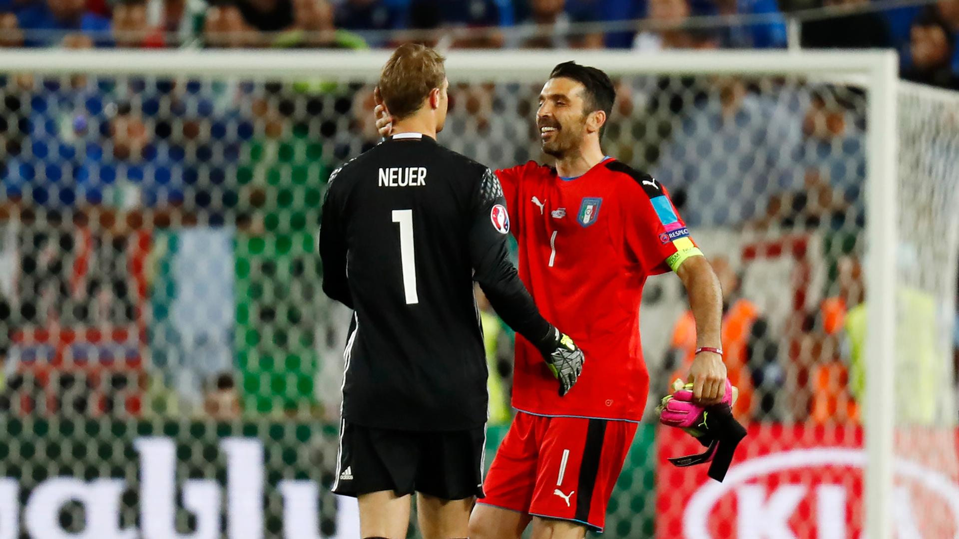 Manuel Neuer und Gianluigi Buffon umarmen sich vor dem Elfmeterschiessen im EM-Viertelfinale 2016