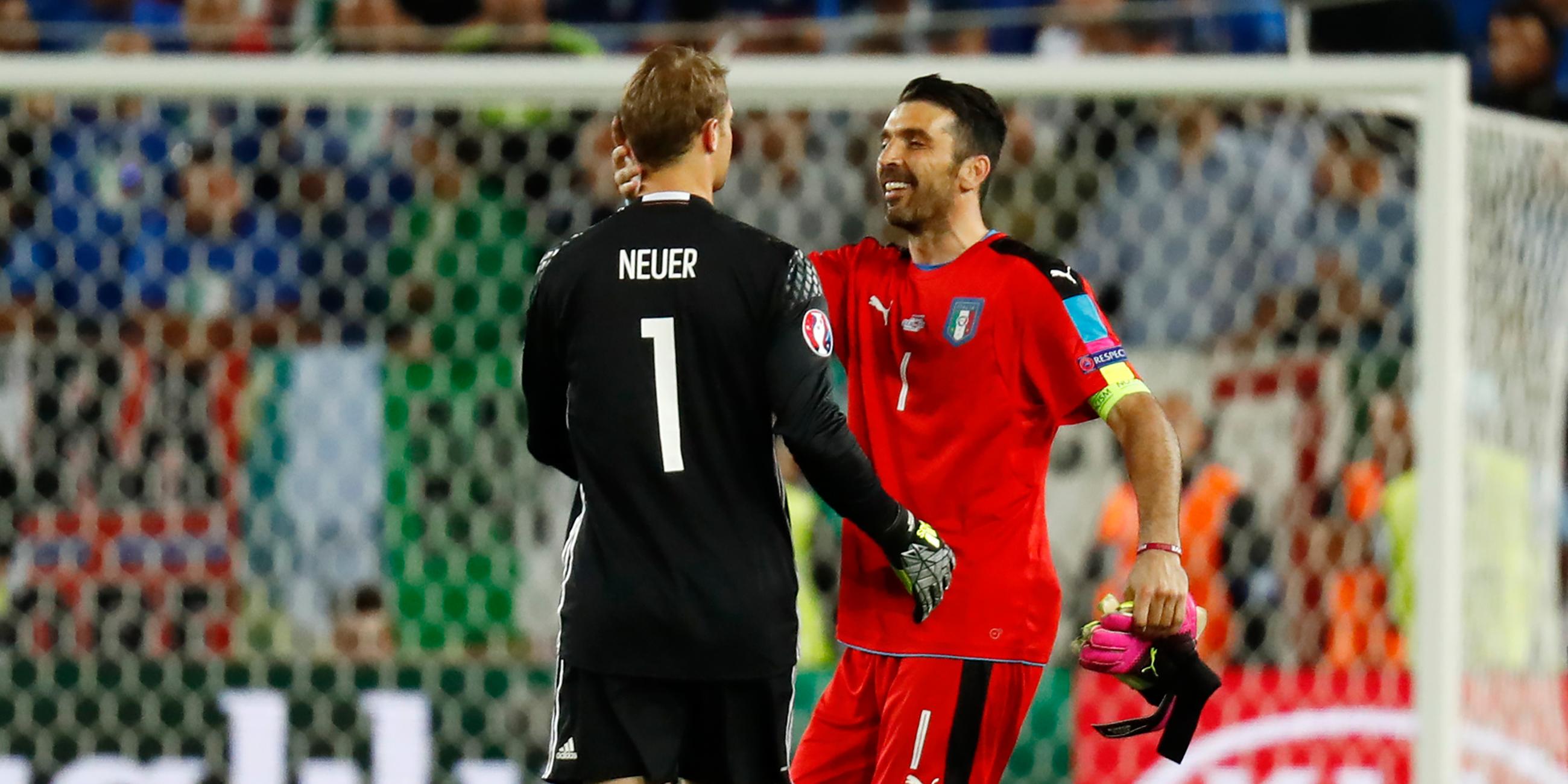 Manuel Neuer und Gianluigi Buffon umarmen sich vor dem Elfmeterschiessen im EM-Viertelfinale 2016