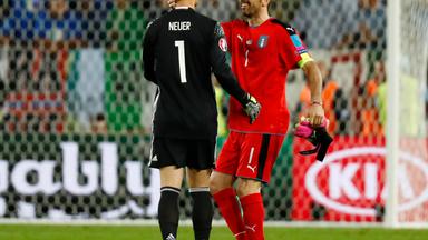 Manuel Neuer und Gianluigi Buffon umarmen sich vor dem Elfmeterschiessen im EM-Viertelfinale 2016