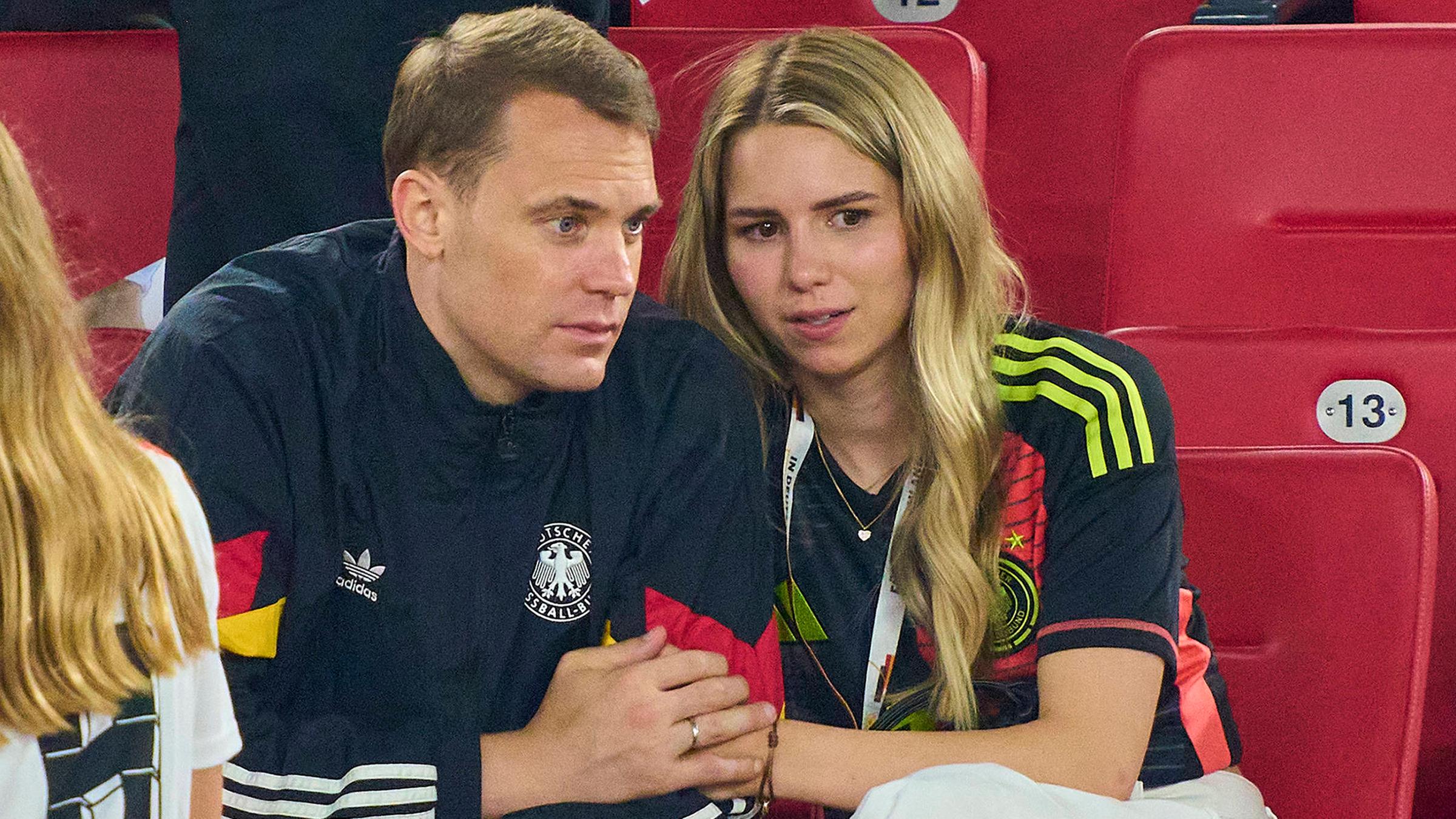 Fußball-Star Manuel Neuer mit seiner Frau Anika. 