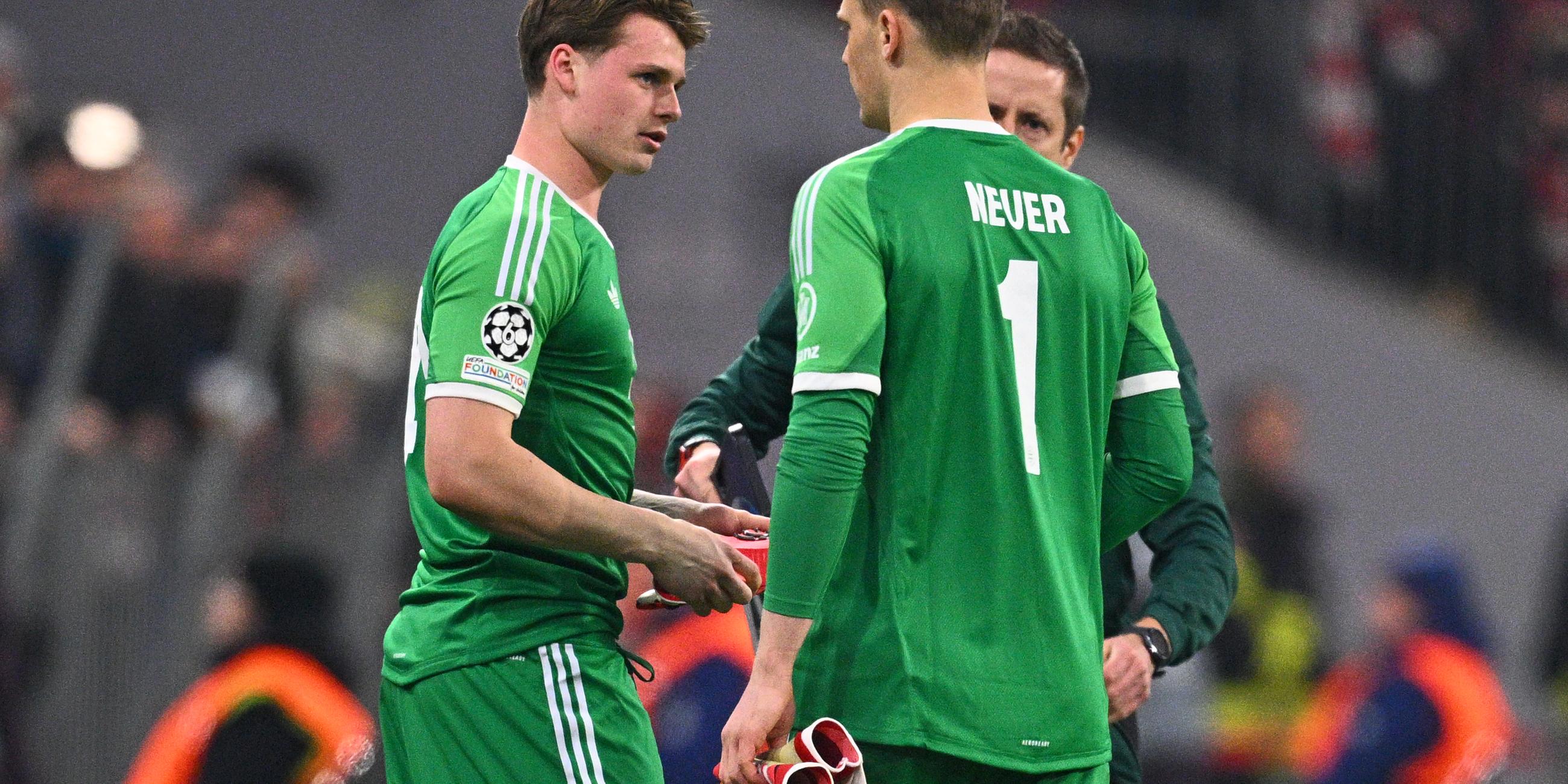 Manuel Neuer (r.) spricht mit Jonas Urbig